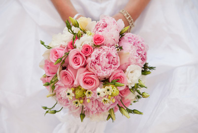Rosafarbener Blumenstrauß für eine Hochzeit