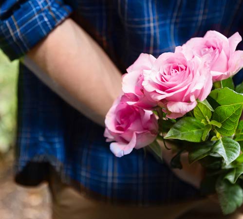 Ein Blumenstrauß hinter dem Rücken