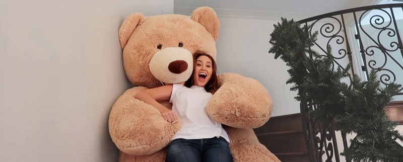 Großer brauner Teddybär als Valentinstagsgeschenk